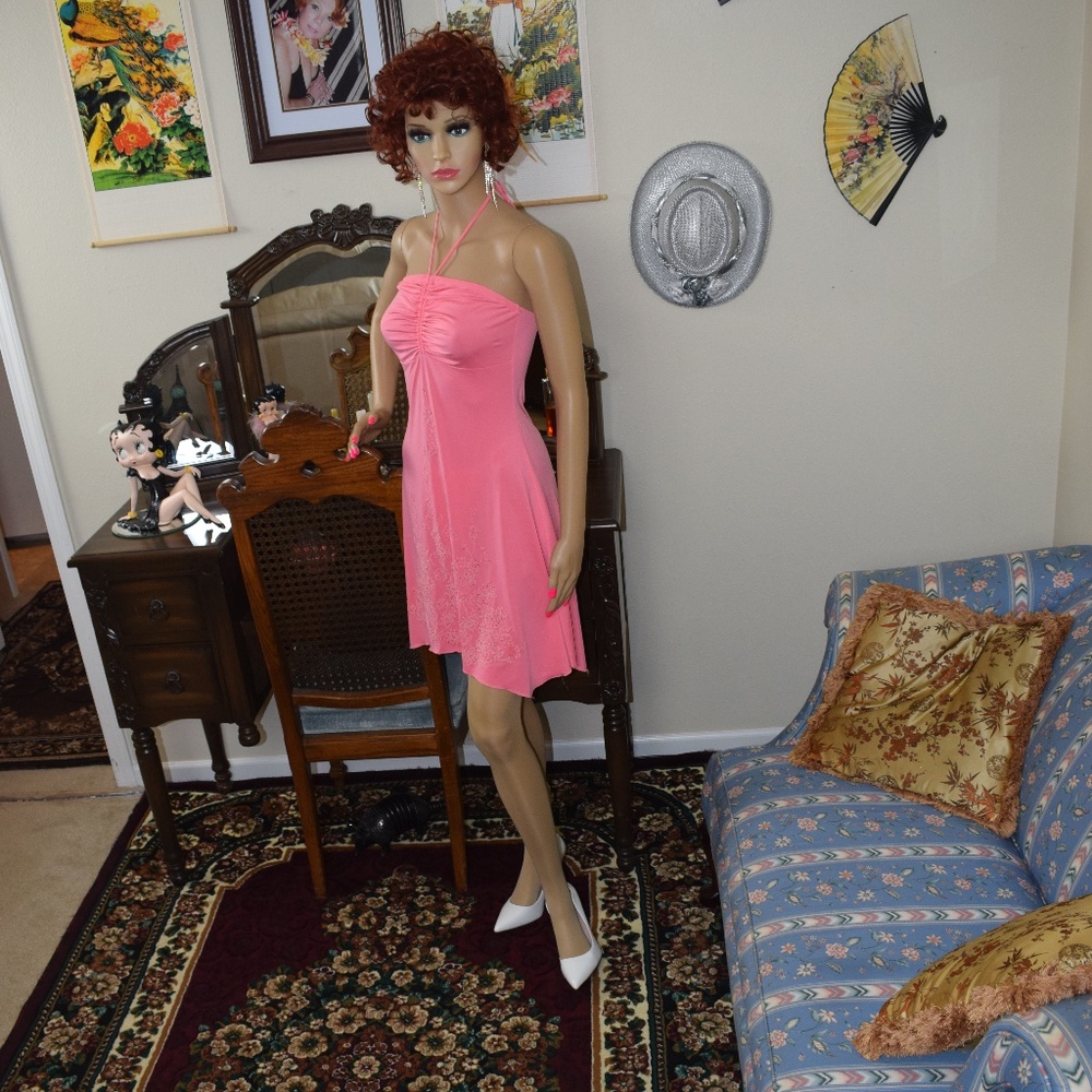 THIS IS A ALMOST TRUE TO COLOR BUT IS NOT HOT PINK